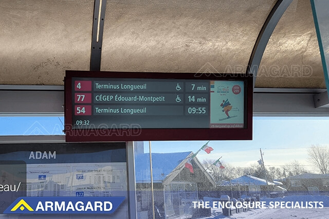 Un tableau des départs à barre étirée pour affichage dynamique extérieur en gare ferroviaire