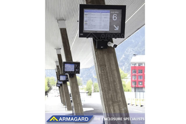 Caisson en orientation paysage pour affichage dynamique extérieur en gare ferroviaire