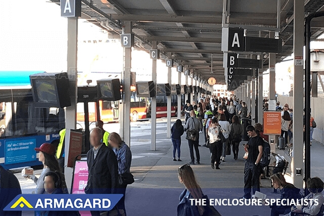 Caissons Armagard pour affichage dynamique extérieur pour arrêt de bus dans une gare routière en Suède