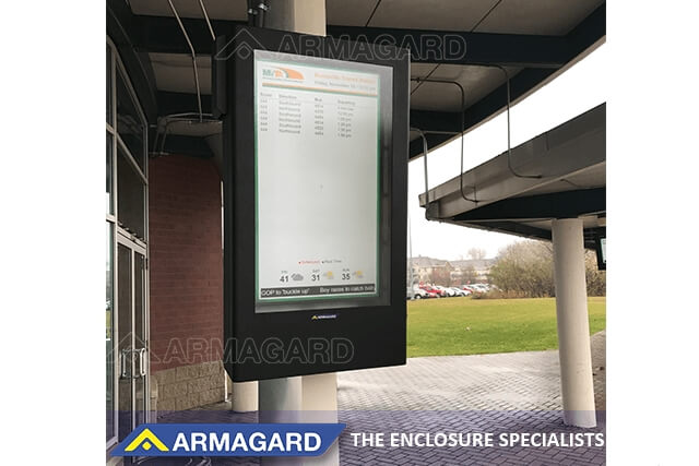 Affichage dynamique extérieur pour arrêt de bus au format portrait dans une gare routière aux États-Unis