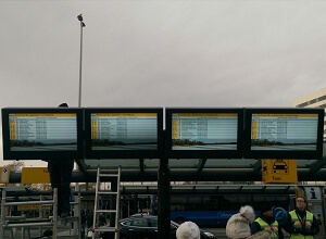 Quatre caissons portrait d’affichage dynamique pour les aéroports résistant aux intempéries à un arrêt de bus