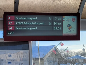 Un caisson à barre étirée pour affichage dynamique extérieur en gare ferroviaire