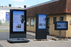 3 façons créatives d'installer des boîtiers de signalisation numérique LCD