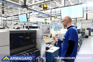 Un ouvrier d'usine utilisant des écrans avec protection d'écran de télévision industrielle
