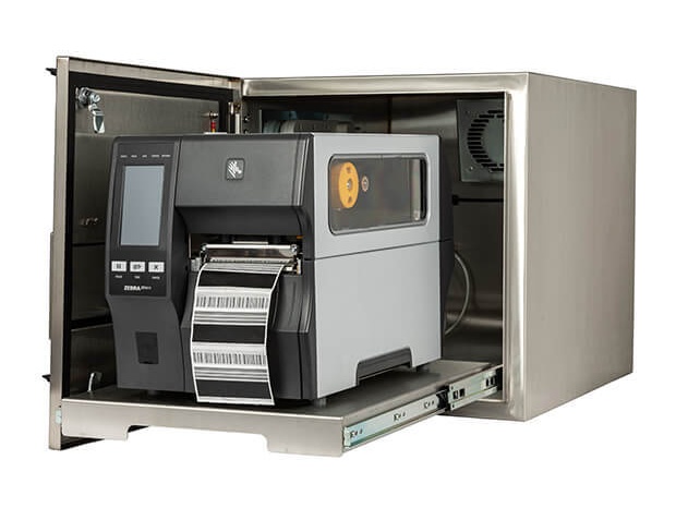Un boîtier IP65 pour imprimantes à codes-barres industrielles Zebra avec une imprimante ZT411 installée