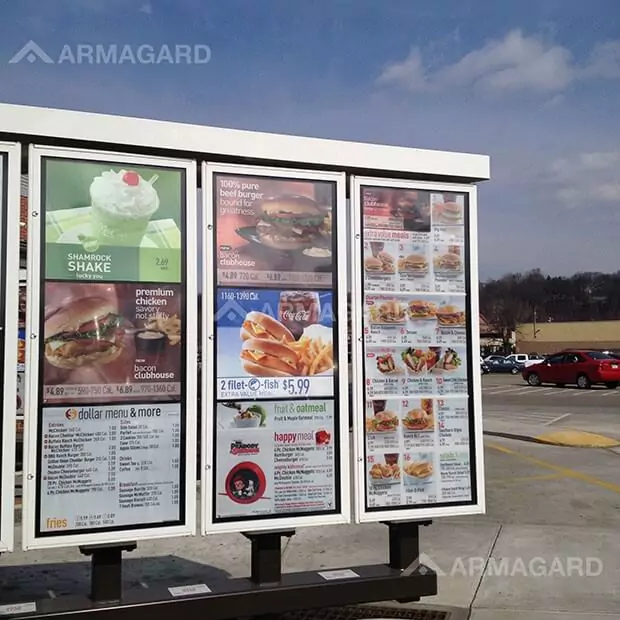 Fini le temps de devoir changer les cartes de menu imprimées en triple écran Fini le temps de devoir changer les cartes de menu imprimées en triple écran