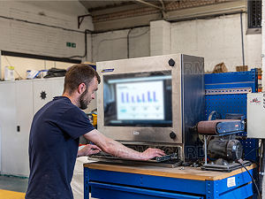 Un coffret HMI PC utilisé dans une usine de fabrication