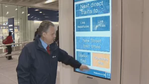 Panneau à écran tactile d'Armagard en action à New Street, gare de Birmingham Panneau à écran tactile d'Armagard en action à New Street, gare de Birmingham