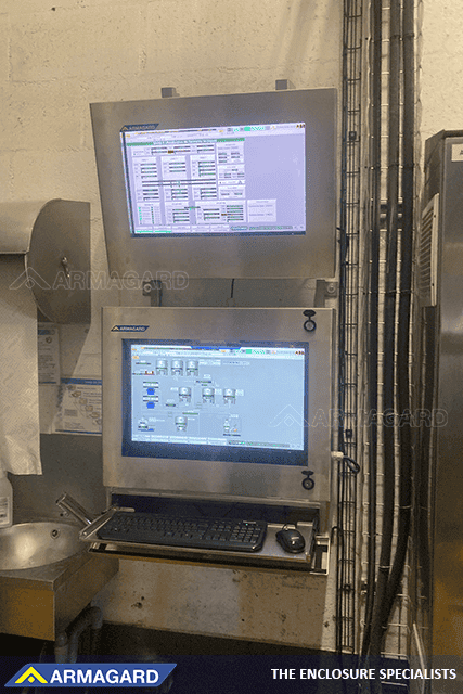 Coffret moniteur en acier inoxydable IP66 sur une ligne de production agroalimentaire en pleine activité