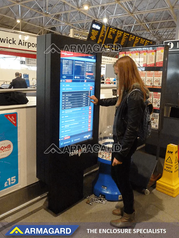 Vue technologie d'affichage numérique à écran tactile en à l'aéroport de Gatwick Technologie d'affichage numérique à écran tactile en à l'aéroport de Gatwick