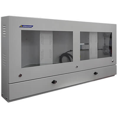 L’armoire informatique double écran IP54 protège les écrans et l’ordinateur interne contre la poussière et les débris