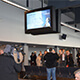 Caisson étanche tv 65 pouces monté au plafond dans un aéroport