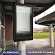 Écran affichage dynamique des départs extérieur monté sur un poteau dans une gare routière