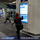 Écran affichage dynamique des départs extérieur tactile dans une gare ferroviaire