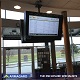 Écran d'information voyageurs extérieur installé dans un pôle de transport