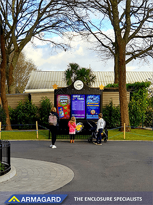 Les visiteurs voient l'affichage numérique extérieur à Paultons Park