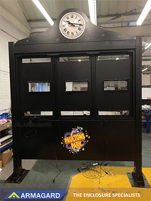 Assemblage du boîtier triple écran de Paultons Park