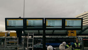 Boîtiers LCD Armagard à NEC et à l'aéroport de Schiphol diffusant des mises à jour en temps réel sur les vols et les transports publics