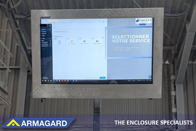 Utilisez des armoires pour écran industriel de production agroalimentaire pour améliorer la communication sur le lieu de production dans des environnements difficiles Écran industriel de production agroalimentaire IP65 d'Armagard dans une usine alimentaire