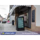 Visualisez le Stop trottoir digital extérieur sur roulettes, sur site à l'extérieur d'un restaurant