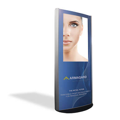 En aluminium brossé. Le totem digital interieur pour affichage publicitaire interne pour le commerce de détail, personnalisé avec la marque d'Armagard sur un fond blanc avec une ombre