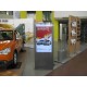 Totem publicitaire exterieur digital pour une salle d'exposition de voitures