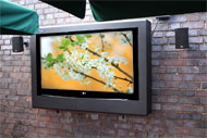 Boîtier pour tv extérieur d’Armagard monté sur un mur de patio