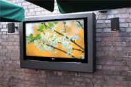 Boîtier pour tv extérieur d’Armagard monté sur un mur de patio
