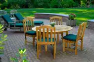 meubles de jardin dans un cadre de jardin enchanteur