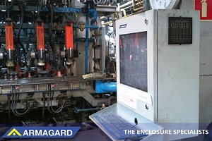 Un poste de travail informatique d'atelier Armagard installé dans une usine